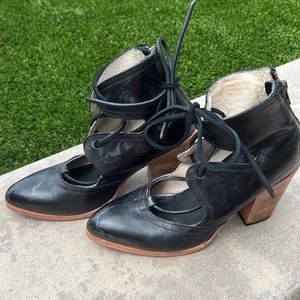 Freebird FB Flame. Size 10. Black marble. Perfect hybrid boot/shoe for summer!